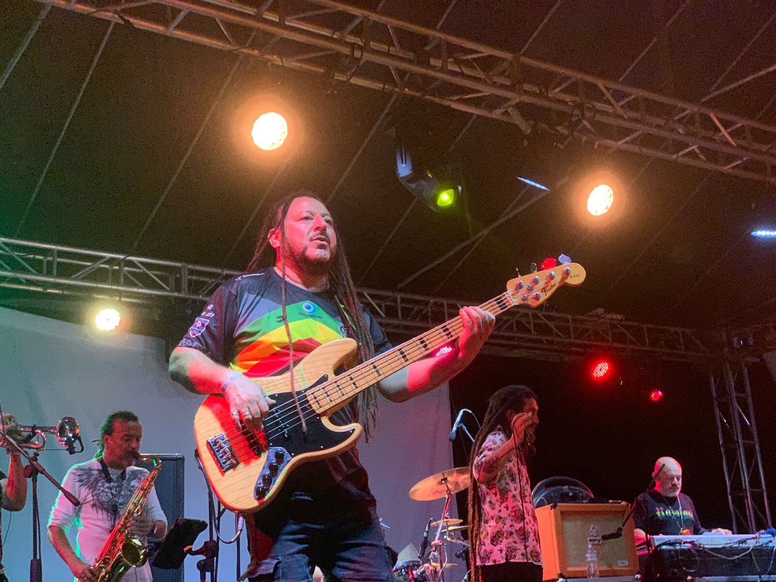 I-Locks Labbé, el cantante de Gondwana usó la camisa de Limón Black Starck Star durante un concierto que dio el jueves anterior. Cortesía.