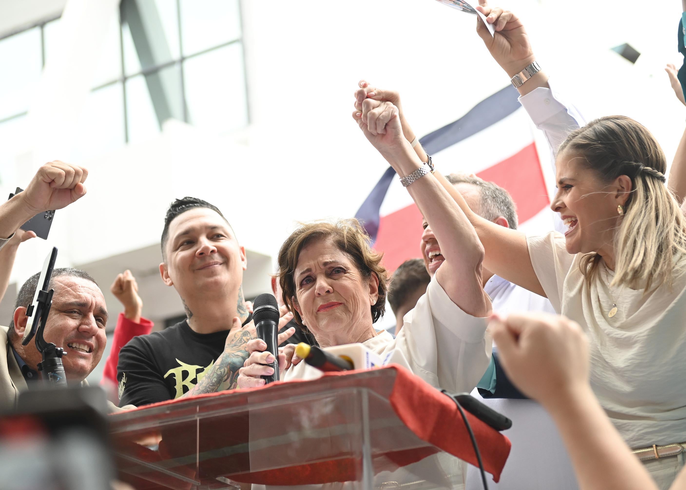 12 de julio del 2025. Parque Morazán. San José. 09:00 hrs. Anuncio oficial del partido político con el que participará el movimiento de Rodrigo Cháves en las próximas elecciones nacionales en febrero del 2026. En la foto:  Pilar Cisneros anuncia que el partido Pueblo Soberano representará a Rodrigo Cháves en las próximas elecciones. Foto: Albert Marín.