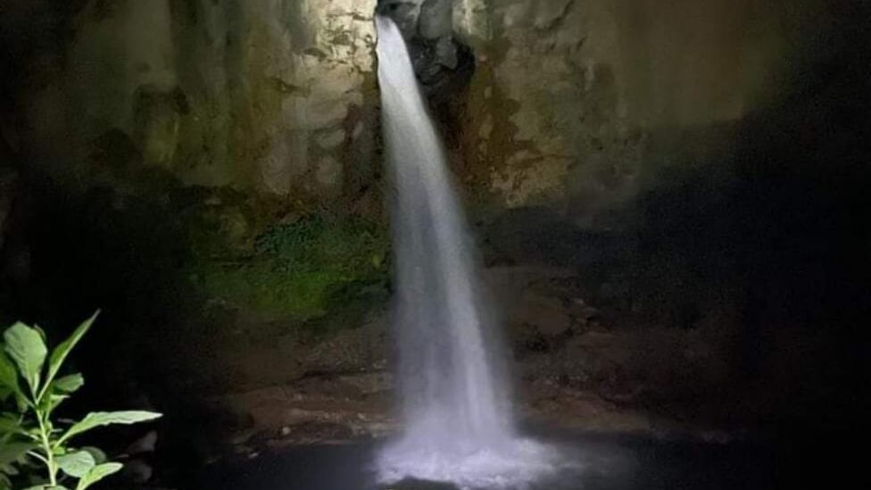 Esta maravillosa catarata se ubica de Fórum 1, sobre el cañón del río Uruca, en Santa Ana.