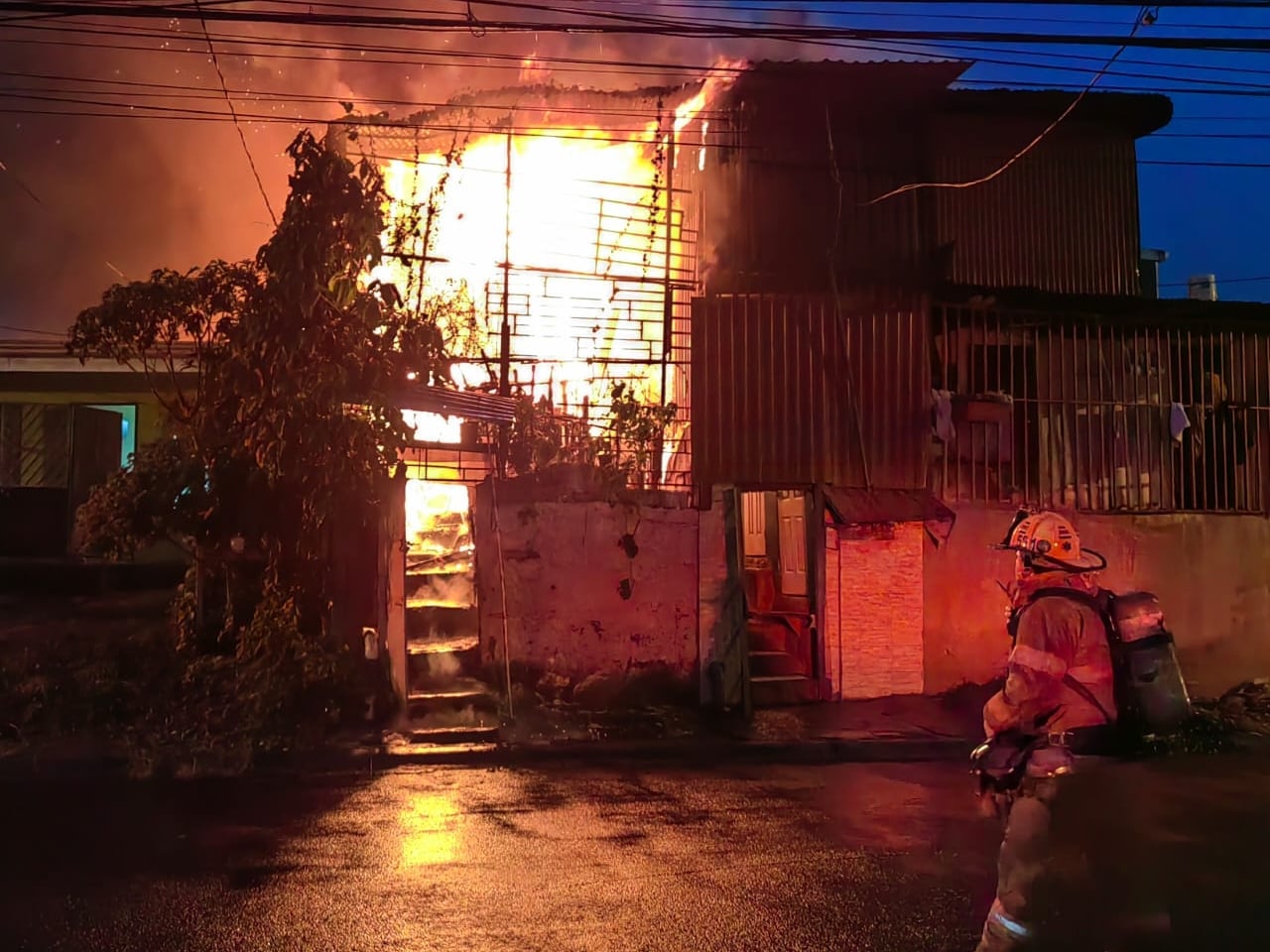 Las llamas ya habrían alcanzado tres viviendas.