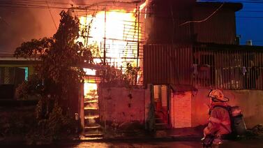 Voraz incendio frente a comité de la Cruz Roja amenaza con destruir varias casas