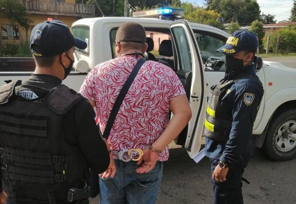 Dos hombres de apellidos Aguilar y Corrales, son detenidos en Liberia por retener a un hombre que debía cuota de carro. Foto MSP.