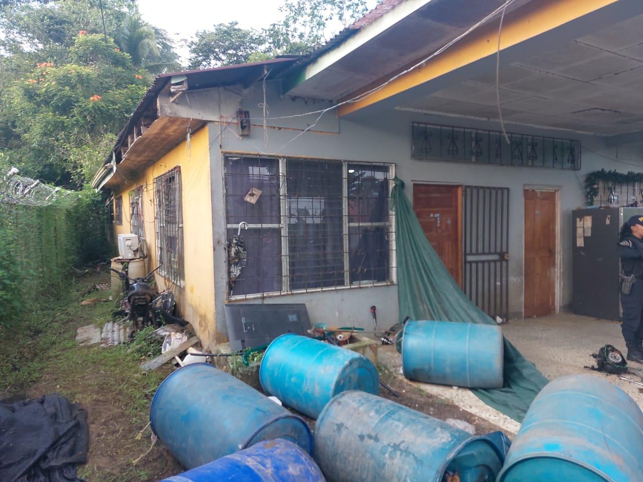 Una mujer de apellido Bell Jiménez, hija del empresario pesquero Gilbert Bell Fernández, alias Macho Coca, fue detenida por las autoridades judiciales por ser sospechosa de seguir los pasos de los que vinculan a su papá. Foto: Recope