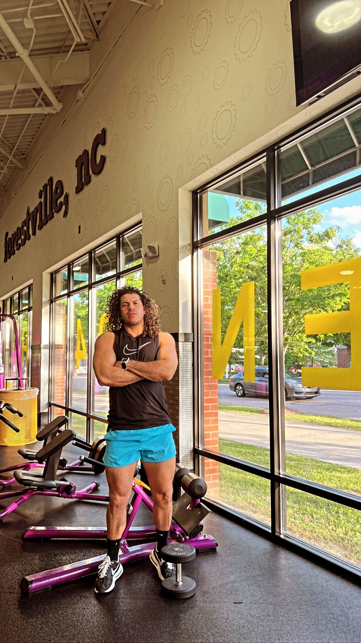 El periodista Edgardo Camacho le pone bonito al gimnasio.