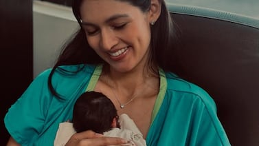 Carolina Monge, periodista de Teletica, confirma que su hija recién nacida está hospitalizada
