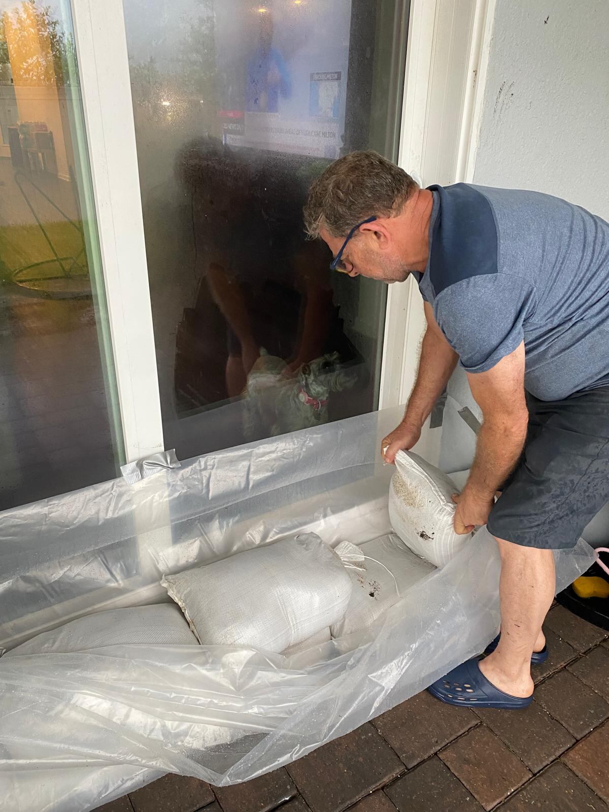 Don Jorge “Coco” Garro, asegura que por donde él vive el huracán Milton solo pasará en categoría 2 y por eso no evacua.