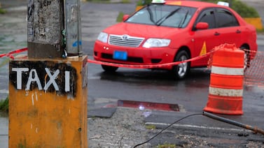 Violento ataque con puñal a taxista: pasajeros lo hicieron vivir momentos de horror