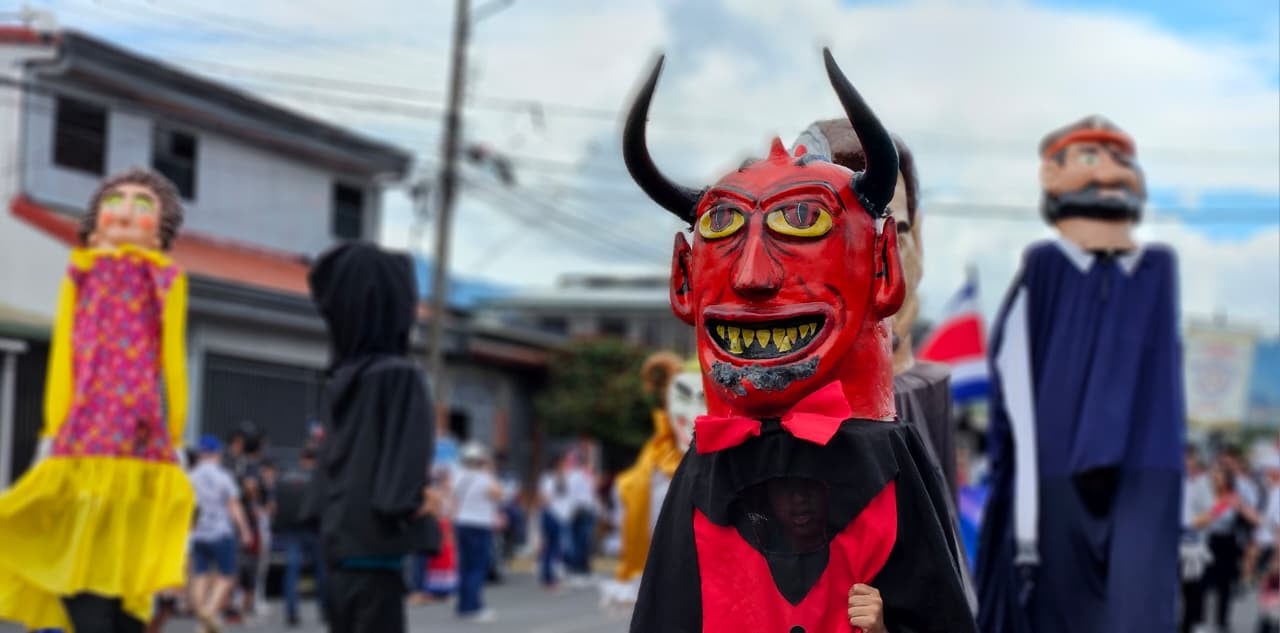 En el desfile del 15 de setiembre en Desamparados también hubo mascaradas.