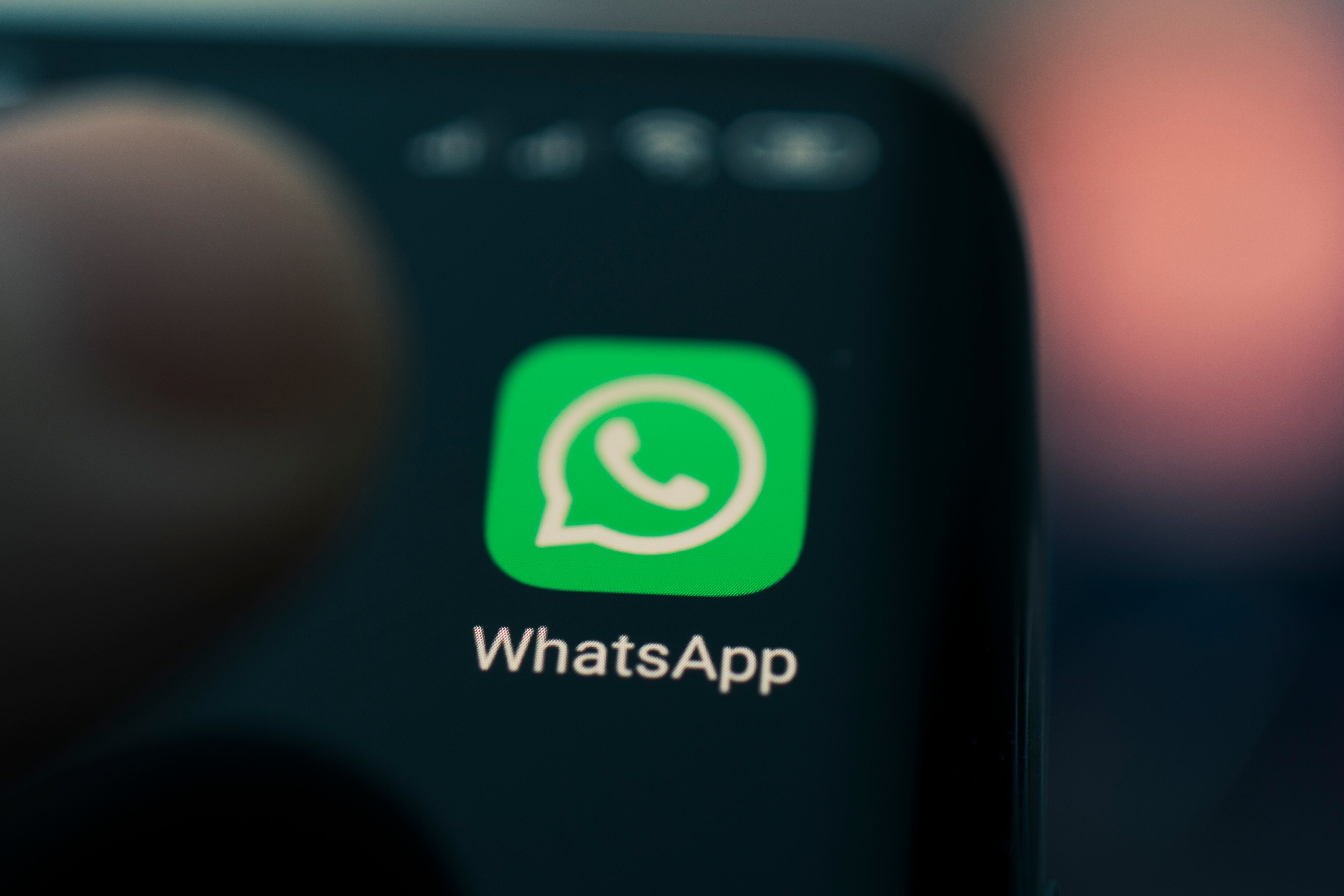 Logo de Whatsapp en una pantalla de celular.
