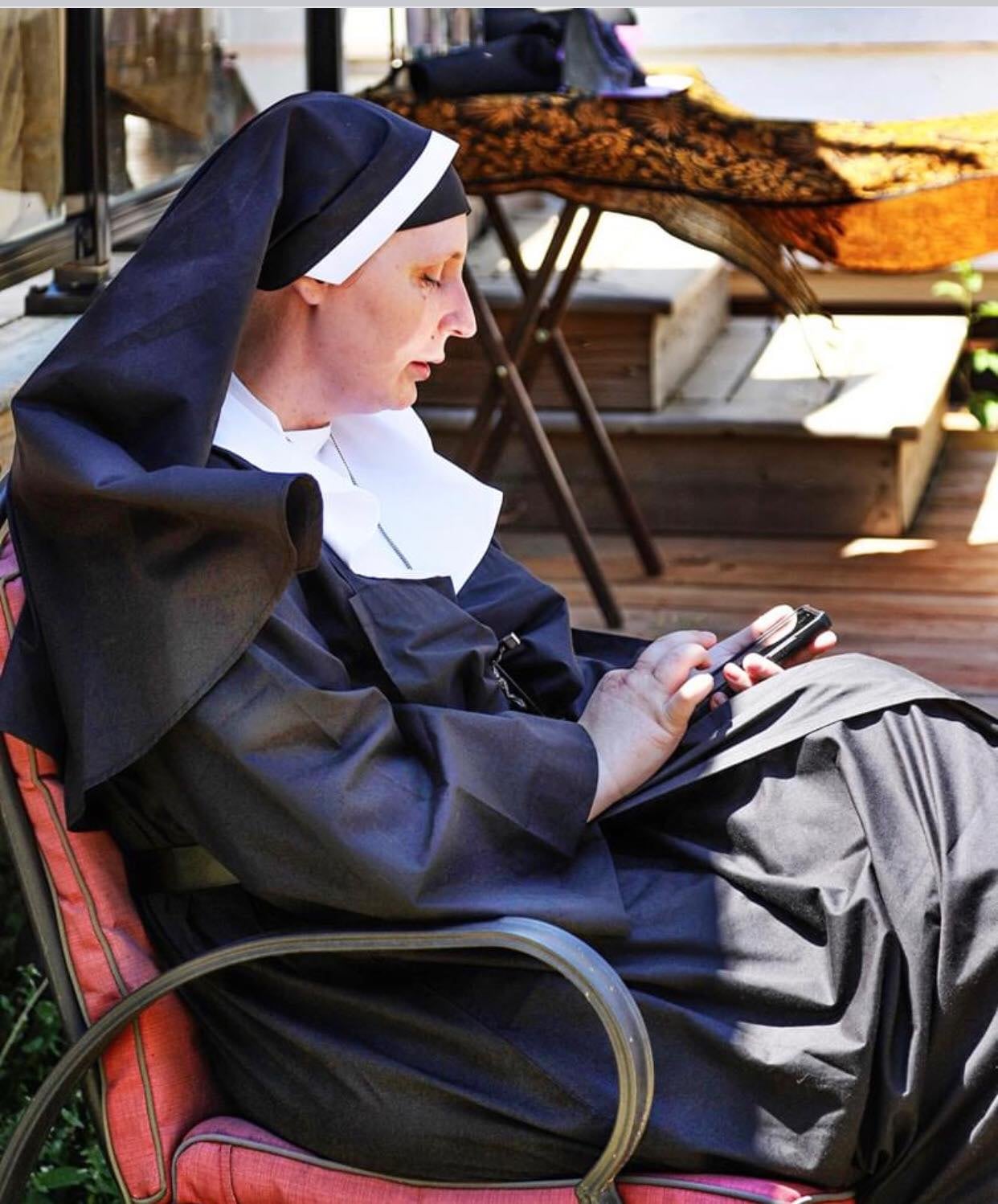 Keeyah Lynn, de 46 años, es una canadiense que dejó su vida de bruja blanca para convertirse en una religiosa católica, además, desde hace varios años ayuda al padre Platón Angelakis en sus exorcismos y en el duro trabajo de mantener en su encierro a la muñeca Annabelle.