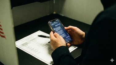 ¿Le están “lavando el coco”? El peligro oculto de la Inteligencia Artificial que ya está cambiando votos sin que nadie se dé cuenta