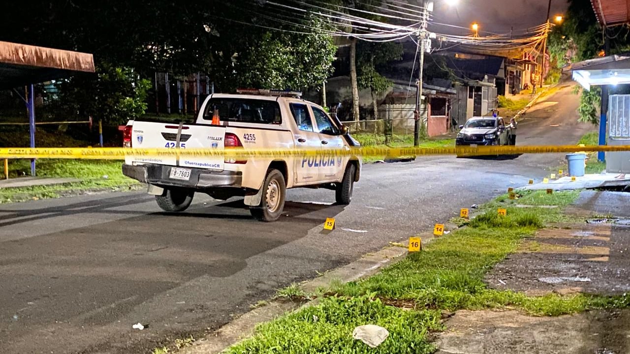 Dos jóvenes murieron después de ser atacados a balazos en plena vía pública en Pacuare Viejo, Limón. Foto: Bataneño para La Teja
