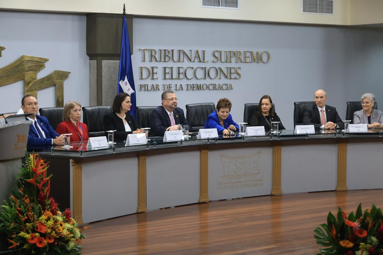 personas en la mesa principal del TSE.