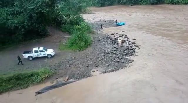 Señor que trabajaba con retroexcavadora muere luego de ser arrastrado por cabeza de agua en San Carlos. Foto Edgar Chinchilla.