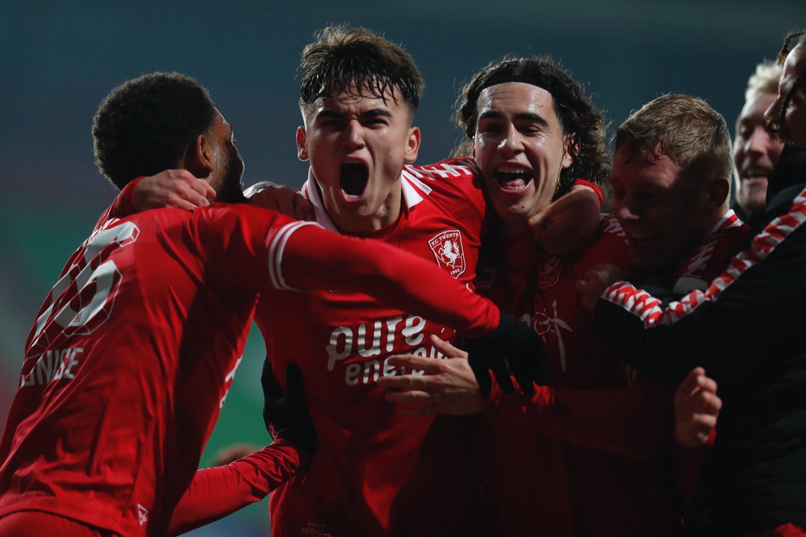 Manfred Ugalde, jugador tico del Twente de Holanda. Twitter.