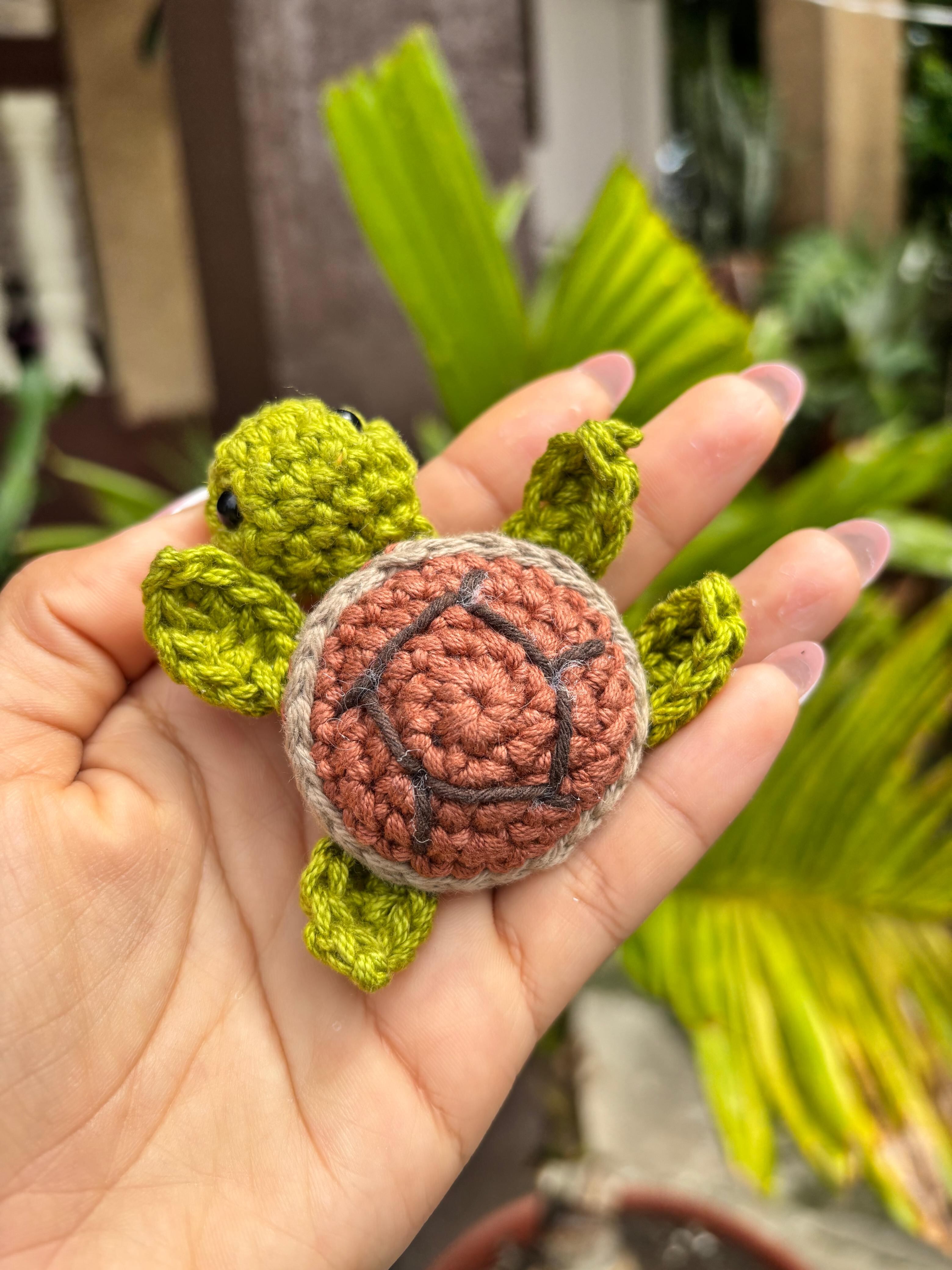 Farianny Castro Ulloa, estudiante de Administración en Recursos Humanos en la Ulicori, aprendió el oficio de manualidades de su mamá, Karla Ulloa Gaitán, quien comenzó el negocito hace unos 27 años.