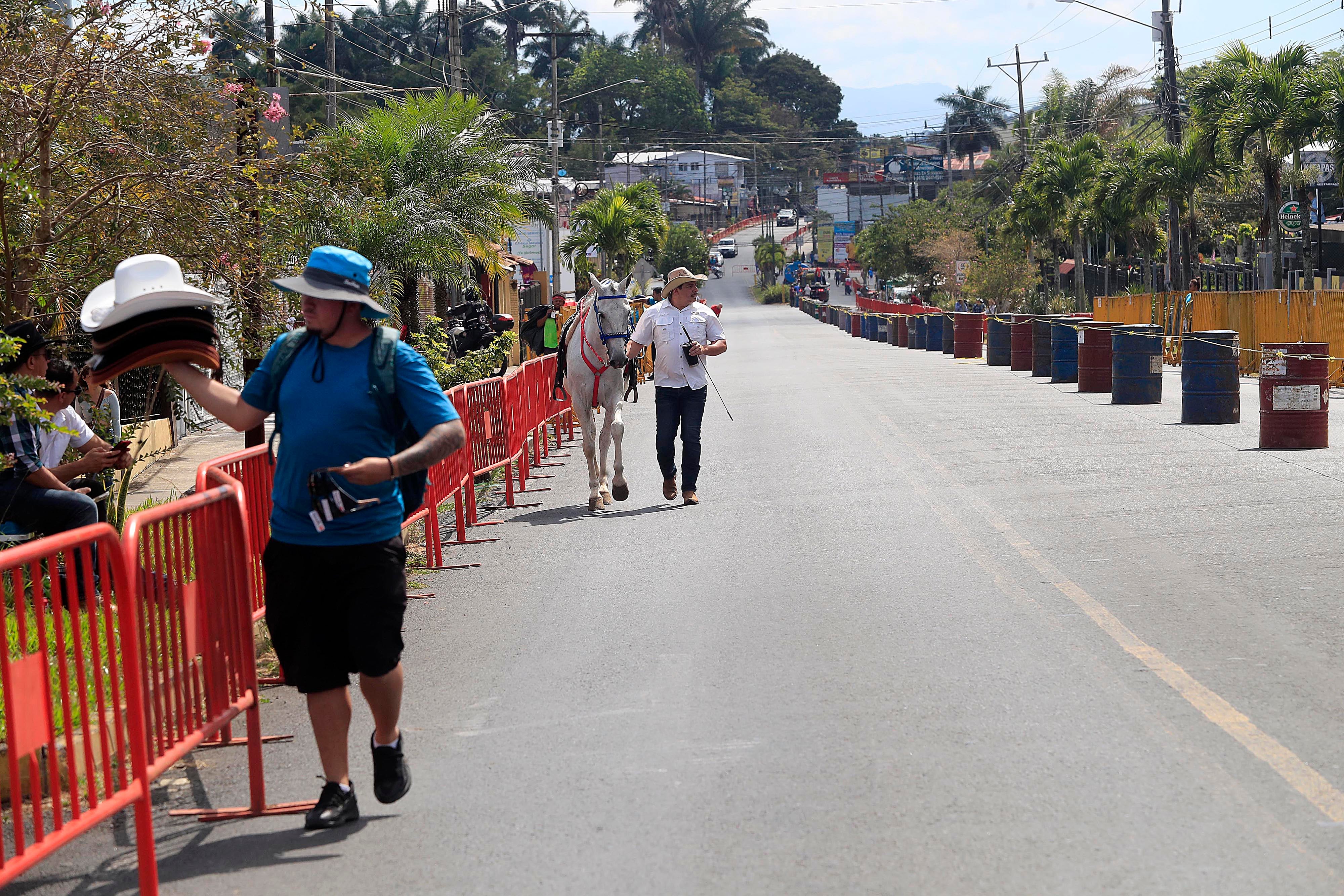 18/01/2024     Palmares. A las 10:45 a.m. todavía no calienta el ambiente en la calle principal de ingreso al centro del cantón, donde se espera que desfilen los caballistas en el tradicional tope de inicio de las fiestas cívicas.