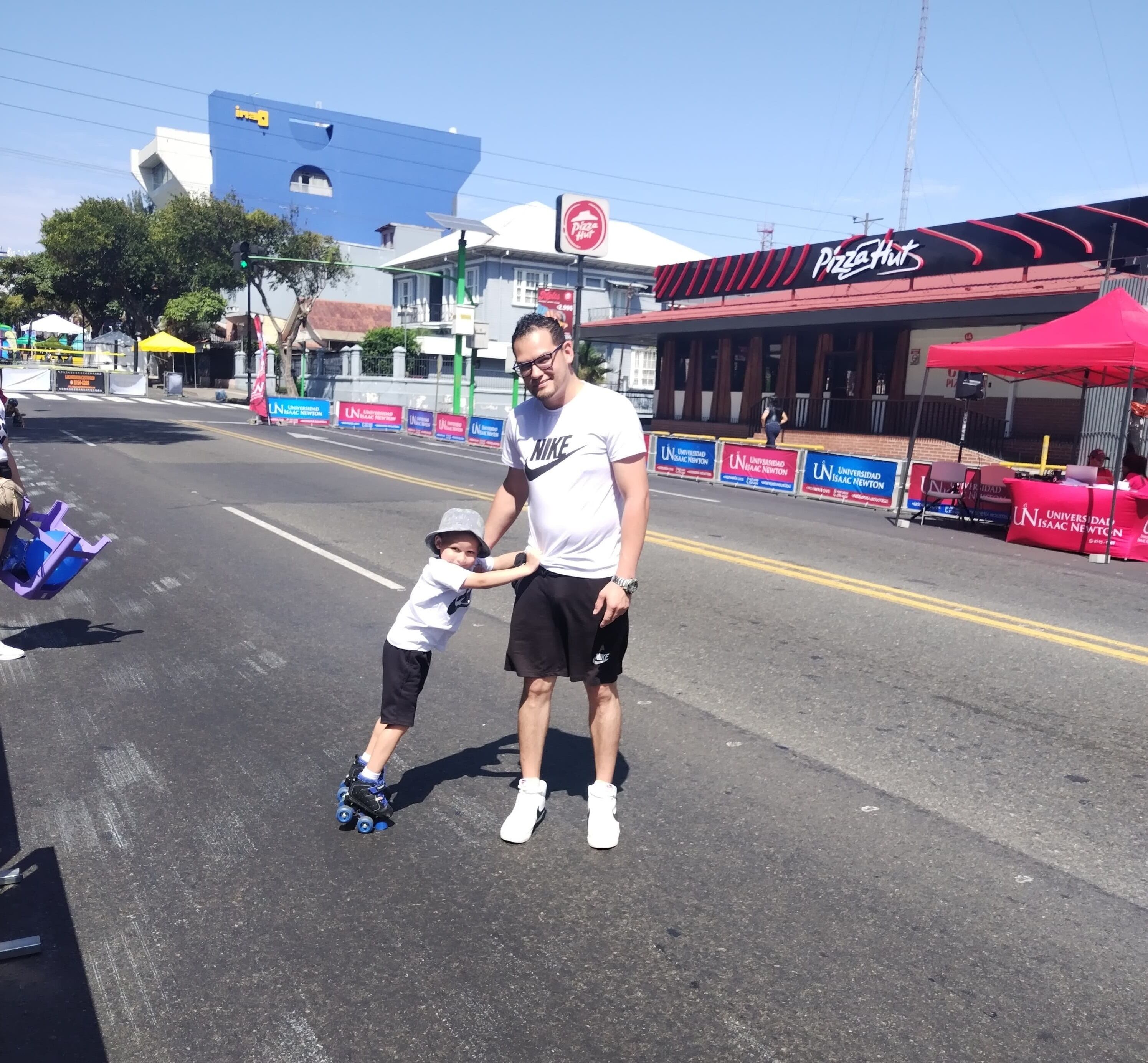 Aprovechamos los “Domingos familiares sin humo” que organiza la municipalidad de San José en el Paseo Colón para averiguar qué tan informadas están las familias sobre los reales riesgos para la salud que provoca el vapeo. En la foto don Dylan Monge, llegó con su hijo de 5 años, Dian