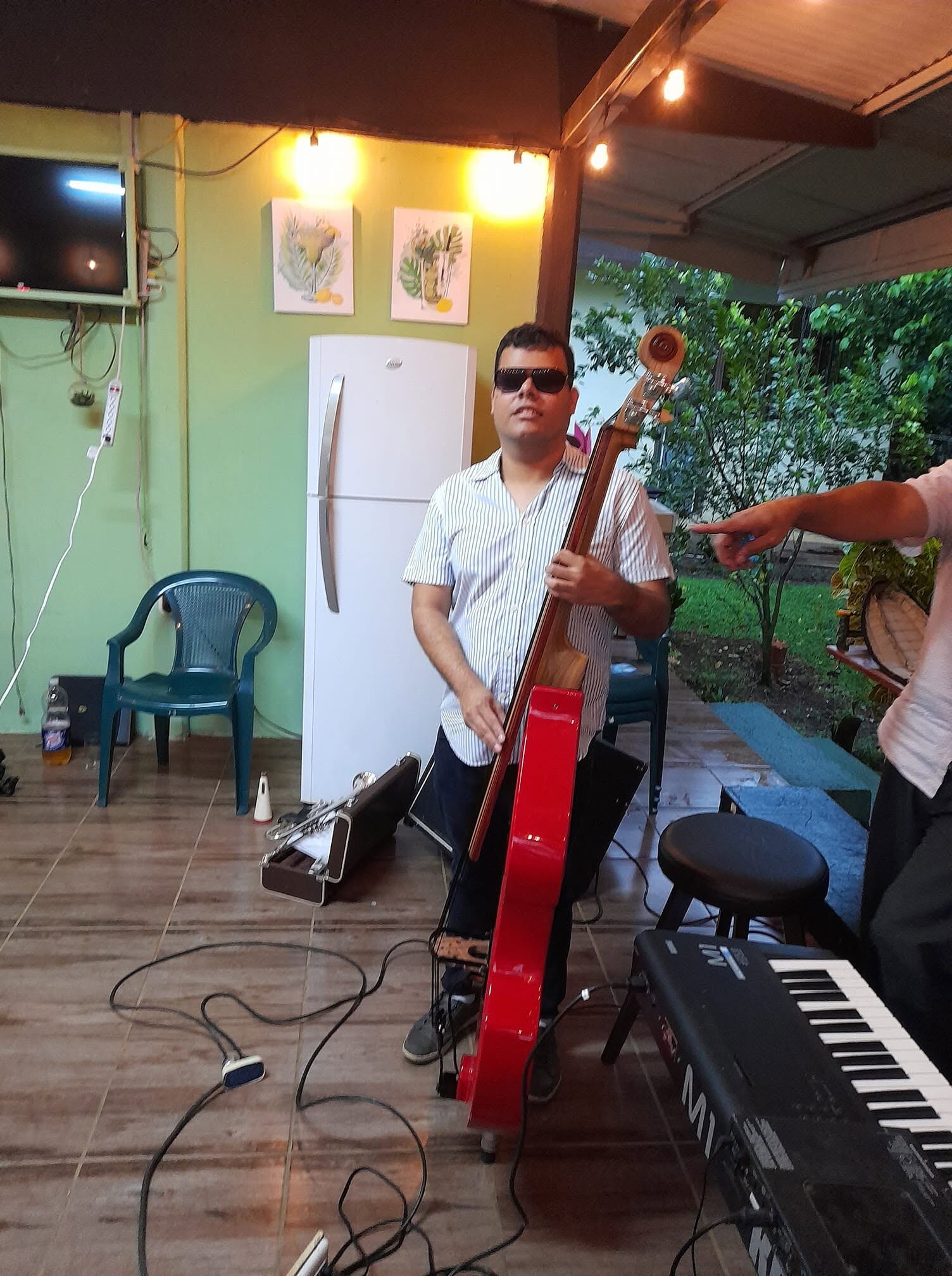 El sancarleño Danny Ríos Blanco, nació no vidente, creció entre ensayos de su papá, aprendió a tocar el güiro, la batería y la percusión, y encontró en el bajo su gran pasión. Hoy demuestra que el talento no entiende de límites.