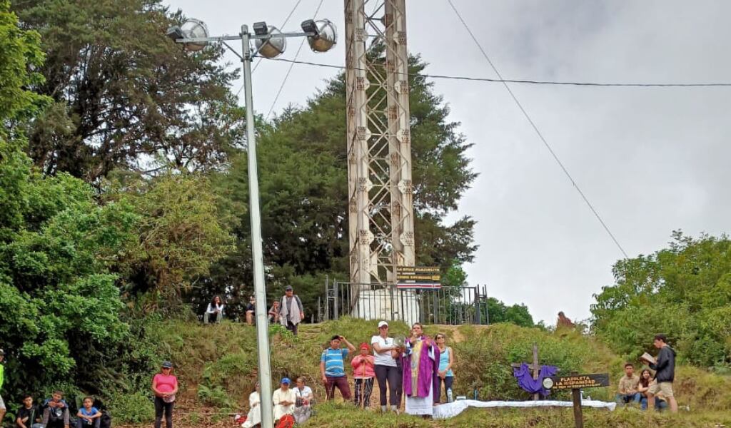 A puro sudor, esfuerzo y caídas, nos aventuramos a subir a la cruz de Alajuelita en su viacrucis