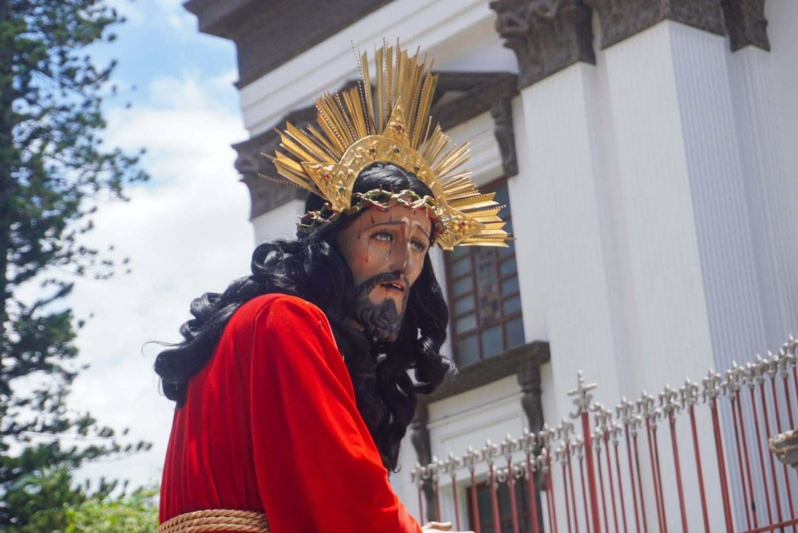 Vecinos y familias llenan las calles de Alajuela de devoción.
