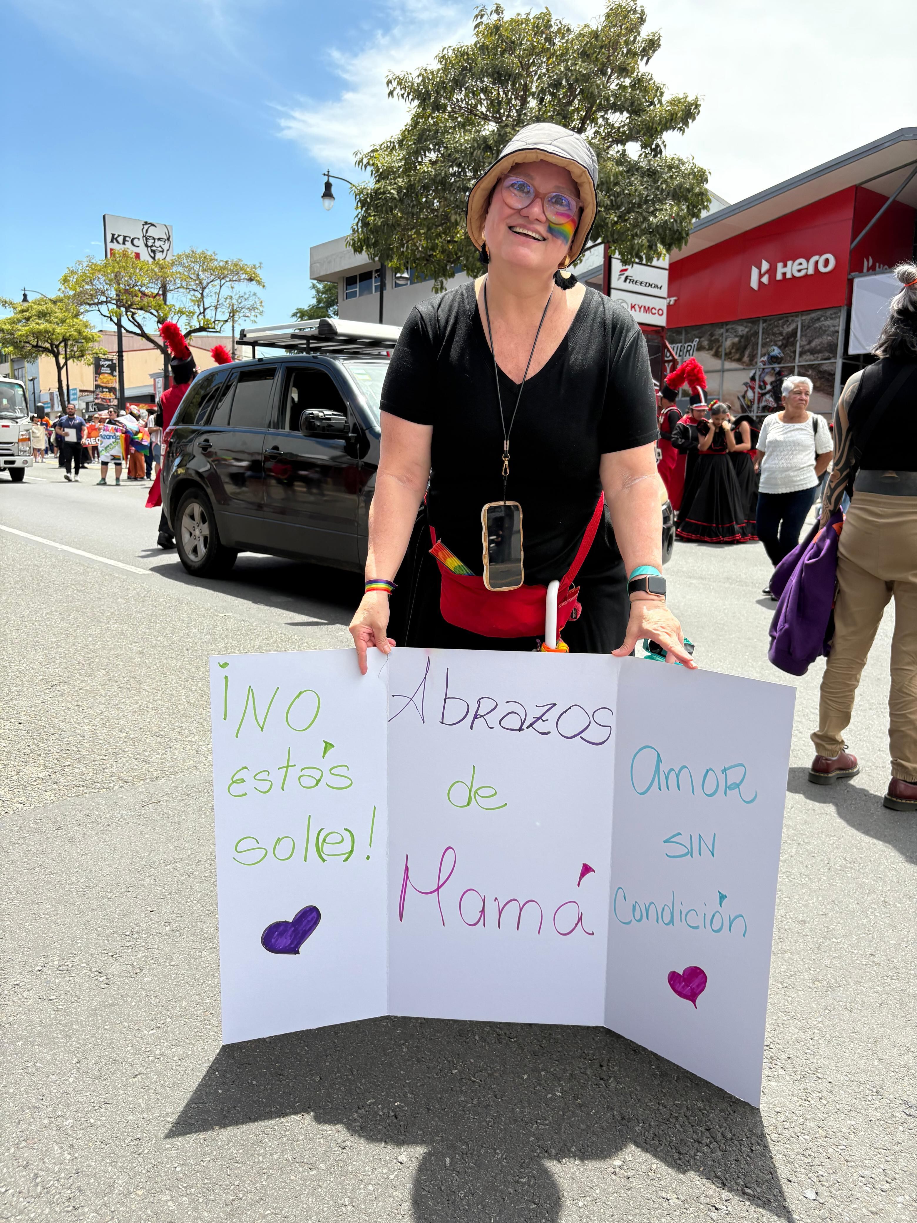 Pride 2025, mamá fue a regalar abrazos.