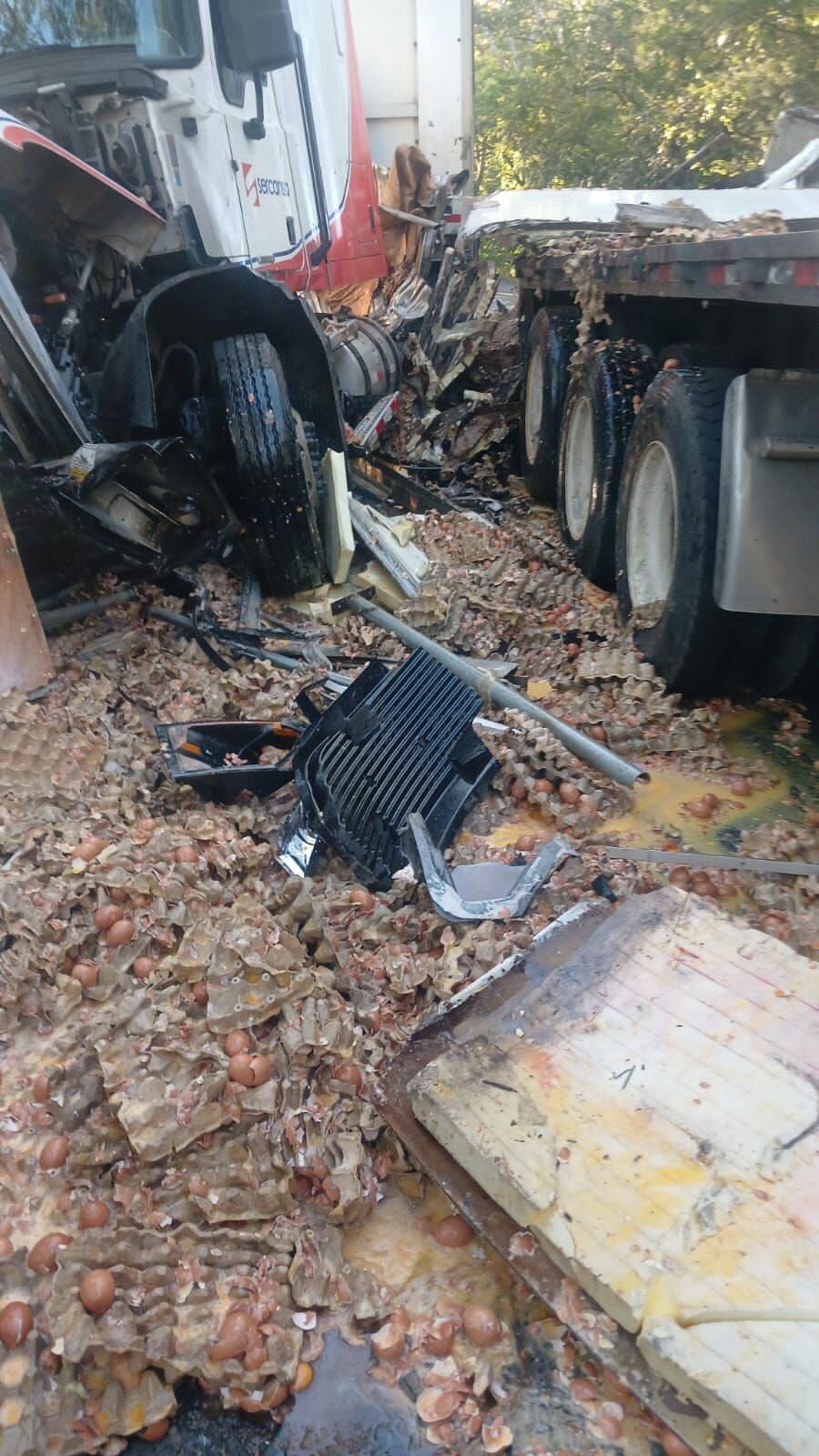 Un violento choque entre cuatro camiones dejó como saldo el fallecimiento de dos personas. Foto: Cortesía para LT