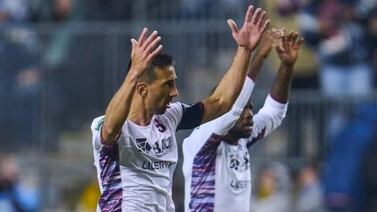 Mariano Torres se da taco a taco con André-Pierre Gignac en Concacaf