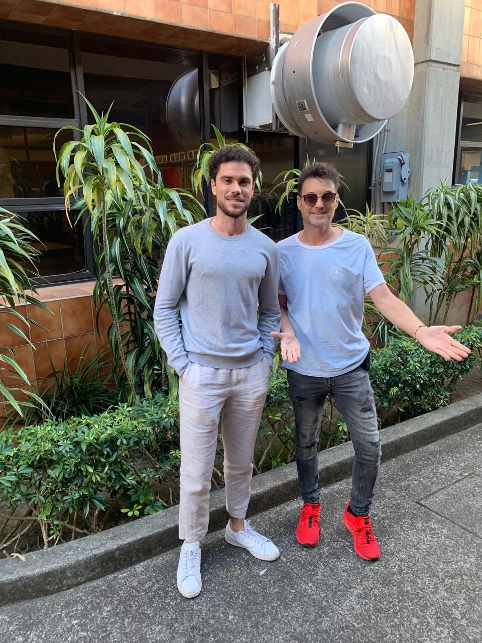 Albert Lesan y Carlos San Juan son periodistas españoles de amplia trayectoria.