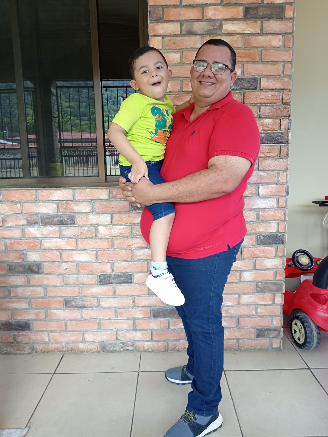 Herny Montoya sobreviviente de un naugrafio en Osa; disfruta de la vida junto a su hijo. Foto: Herny Montoya para La Teja