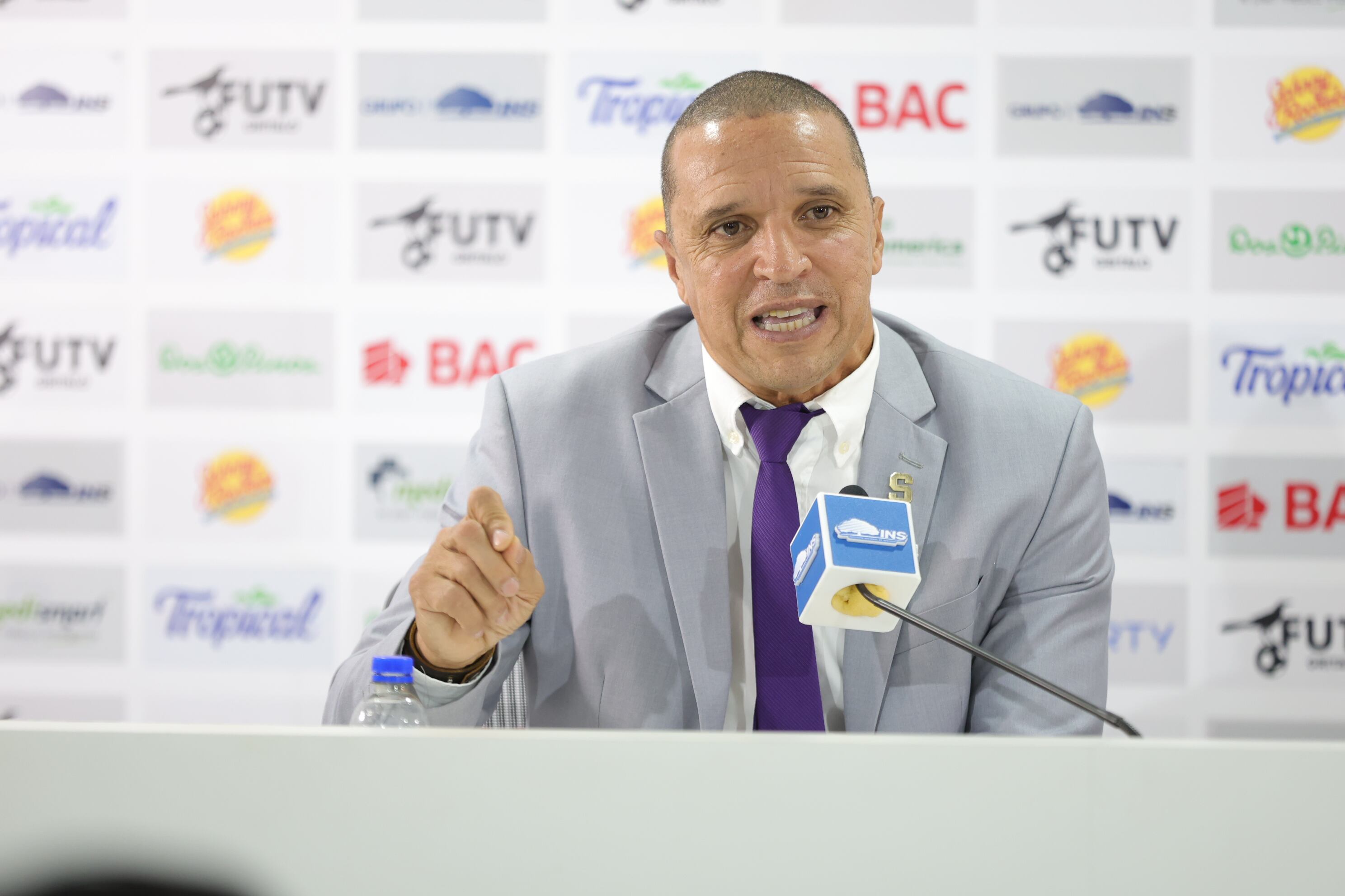 Conferencia de prensa y presentación de Erick Lonis y Mauricio Villalobos en Deportivo Saprissa / Foto John Durán