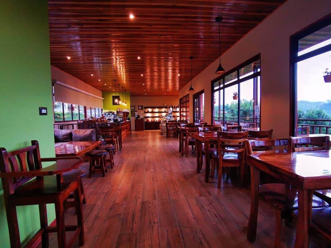 En Santa María de Dota la Finca Don Cayito tiene una cafetería de especialidad, o sea, se vende café bien sabroso y de gran calidad, no deje de darse la vuelta