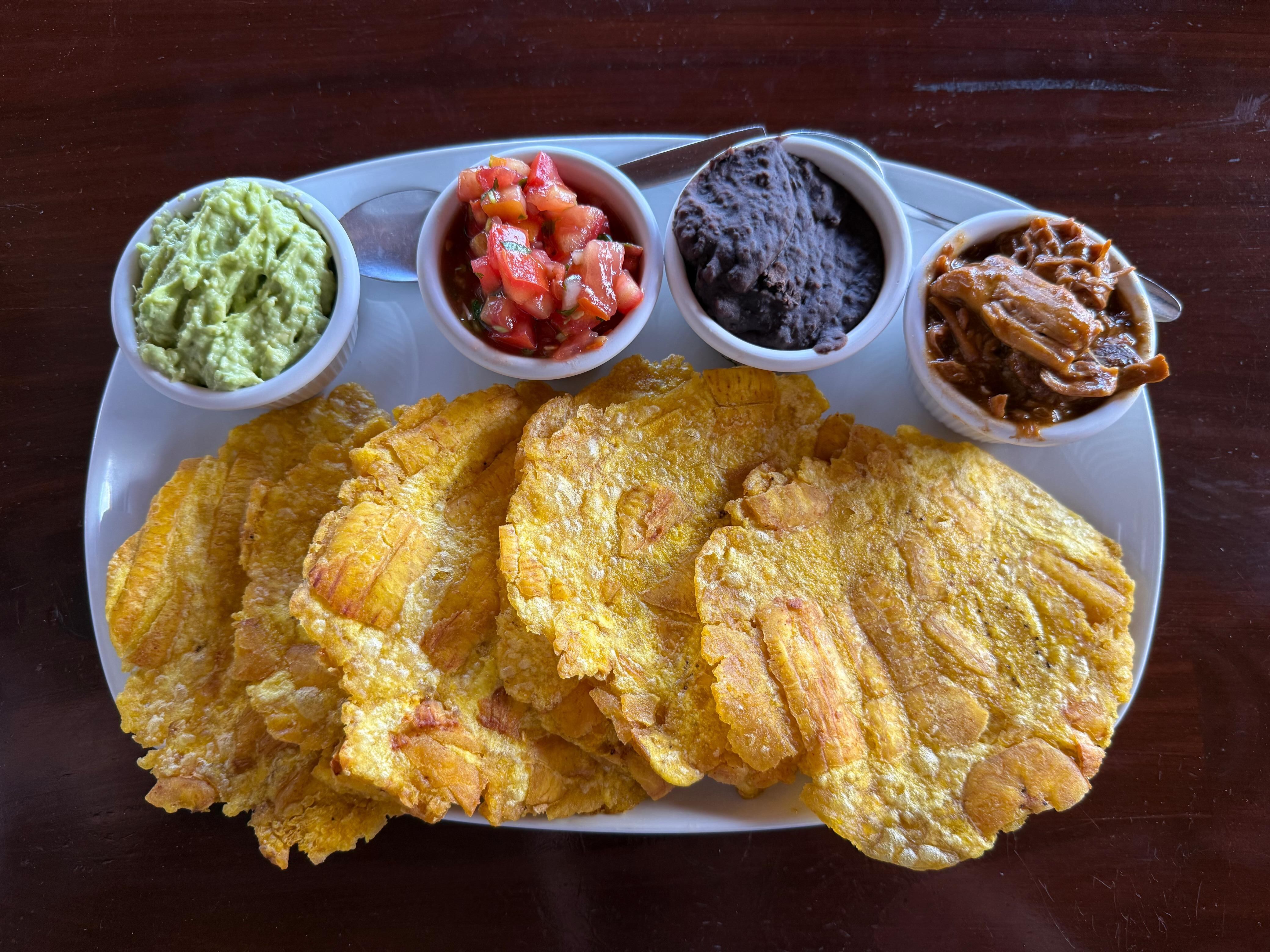 Nos dijeron que en el bar Las Vegas venden el mejor chifrijo y así nos fue.