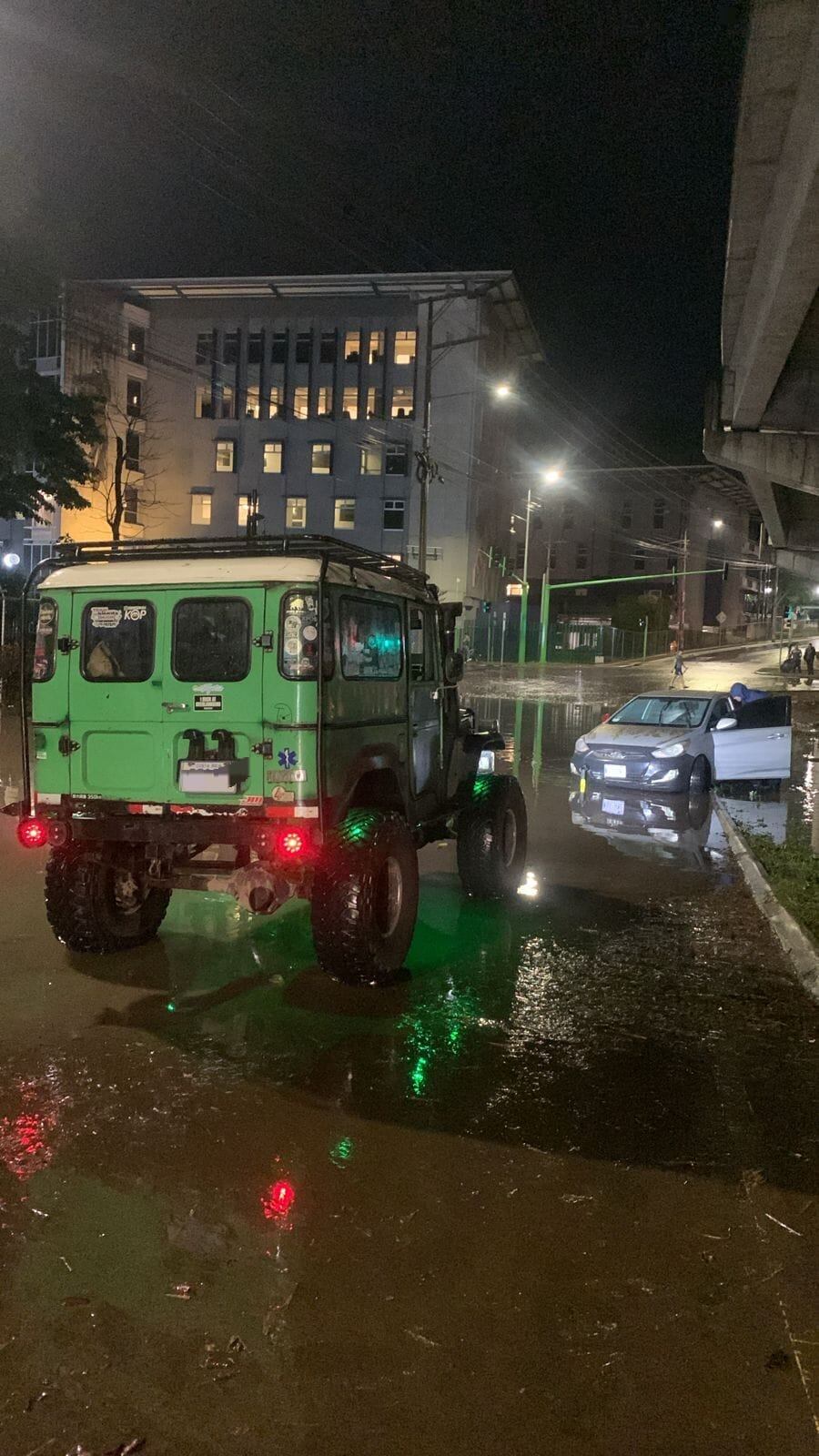 Conductor afectado por inundación en San Pedro. Foto Anthony Sánchez.
