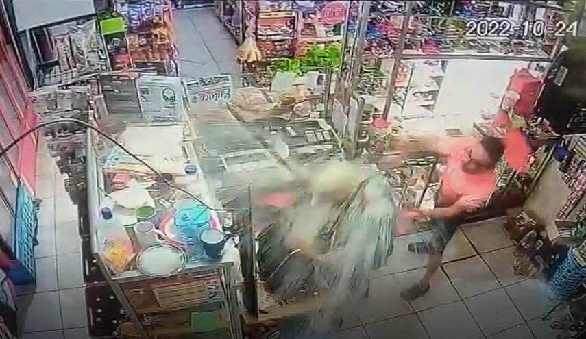 Este fue el momento exacto en el que Chaves recibió el botellazo en la cabeza.