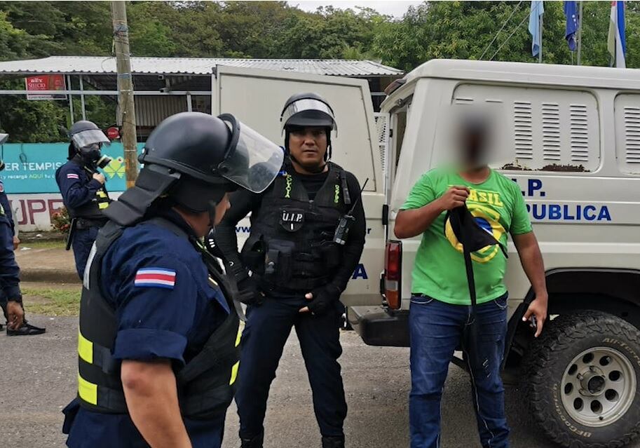 Sujeto de apellido Ruiz es detenido como sospechoso de liderar violentas protestas en Abangares. foto MSP.