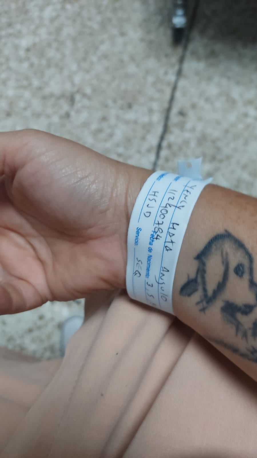 Yenci Mata Angulo llegó a trabajar normalmente a la Expomóvil del año pasado, de un pronto a otro se comenzó a sentir mal y cuando iba para el baño con la ayuda de una compañera se desmayó.