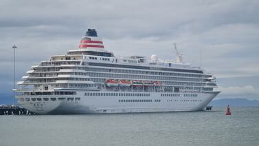 Pequeña saltó desde un crucero y su papá se vistió de héroe