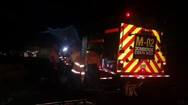 Rescatan a tres hombres que cayeron en su carro a un guindo de 40 metros de profundidad