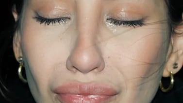 Expresentadora de Teletica convierte su devastador 2025 en una canción y rompe en llanto