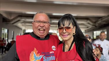 Maribel Guardia fue todo amor con los niños en la fiesta del padre Sergio