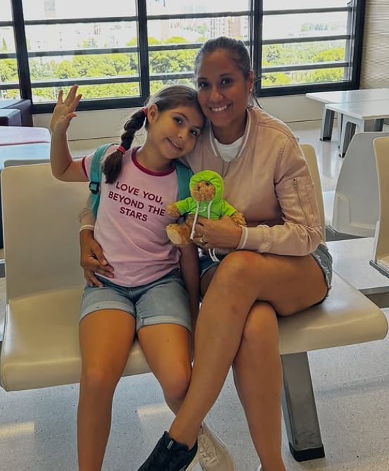 Diego Brenes, experiodista de Teletica Deportes, y su esposa Sandra Solórzano y su hija Camila en el hospital de Barcelona, España.