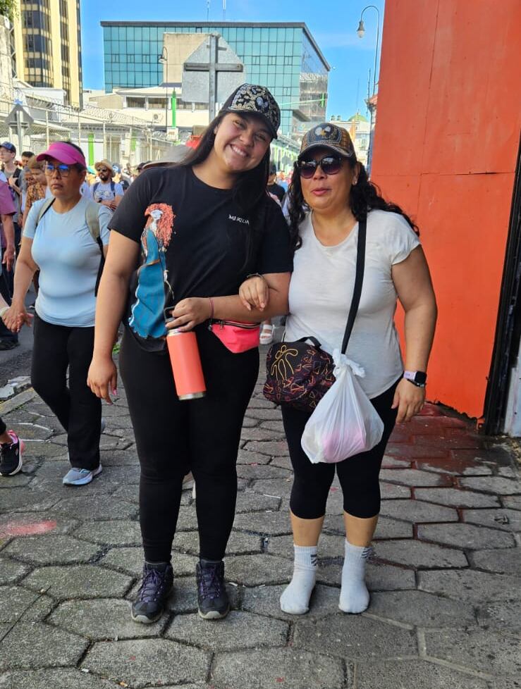 Kattia Alfaro le prometió al Cristo Negro que si la ayudaba a comprar la casita qué tanto quería y necesitaba iría el siguiente año a la procesión sin zapatos y así lo hizo.