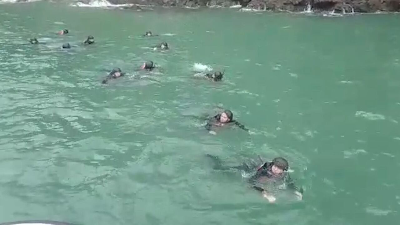 Guardacostas capacitan a agentes del SERT. Foto MSP.