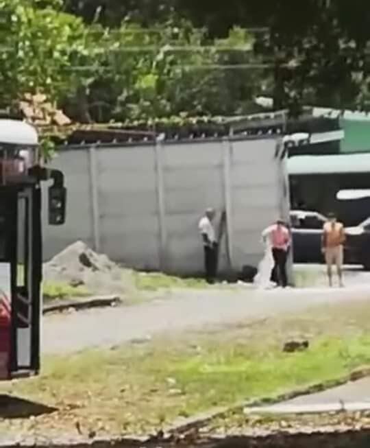 Fiscalía abre investigación contra mujer que supuestamente amenazó e intentó agredir a orientadora. Captura de video.