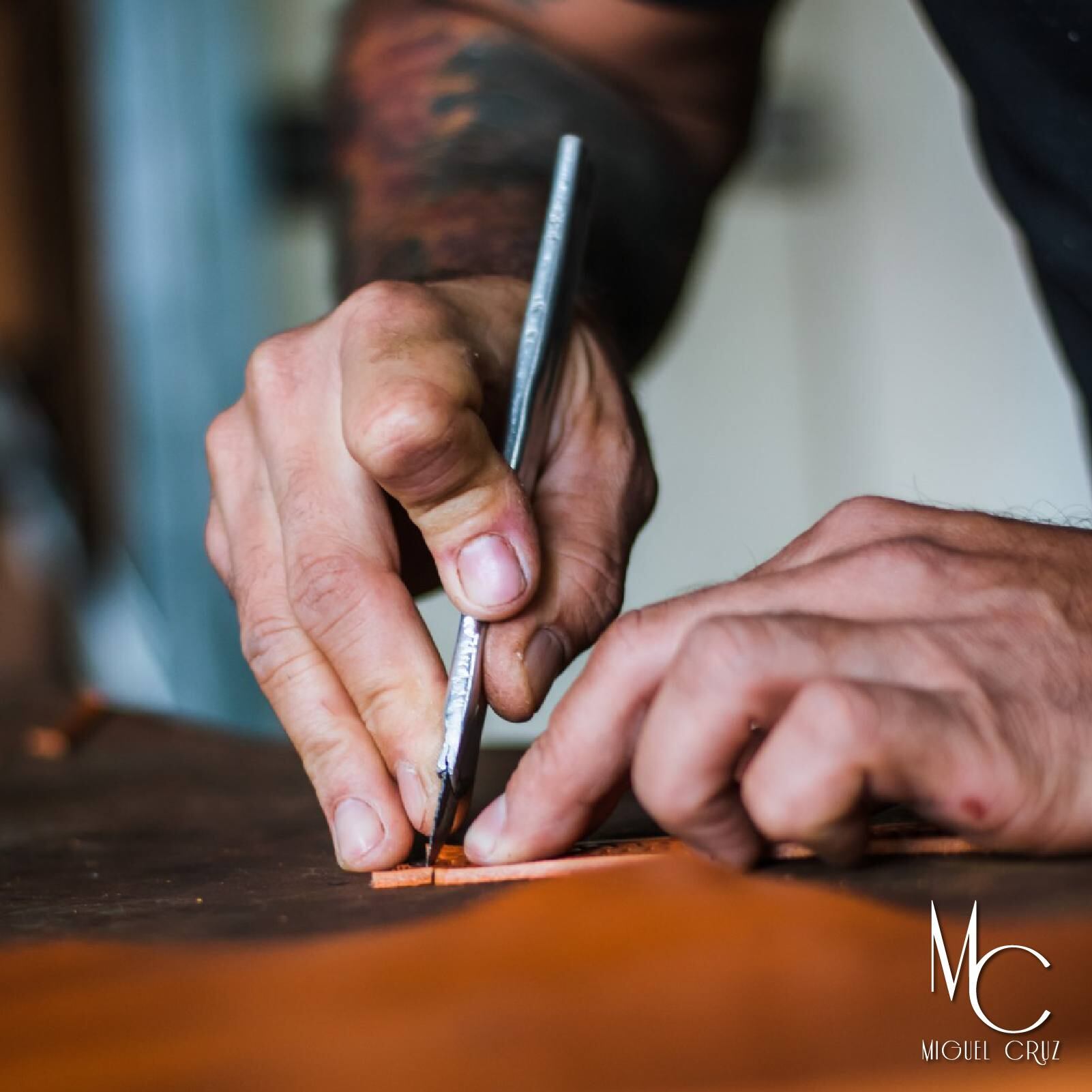 Miguel Cruz Salazar jamás se imaginó que un bolso hecho con sus propias manos, en su taller de San Mateo de Alajuela, iba a terminar en el hombro del actor Brad Pitt… ¡y en el cine mundial!