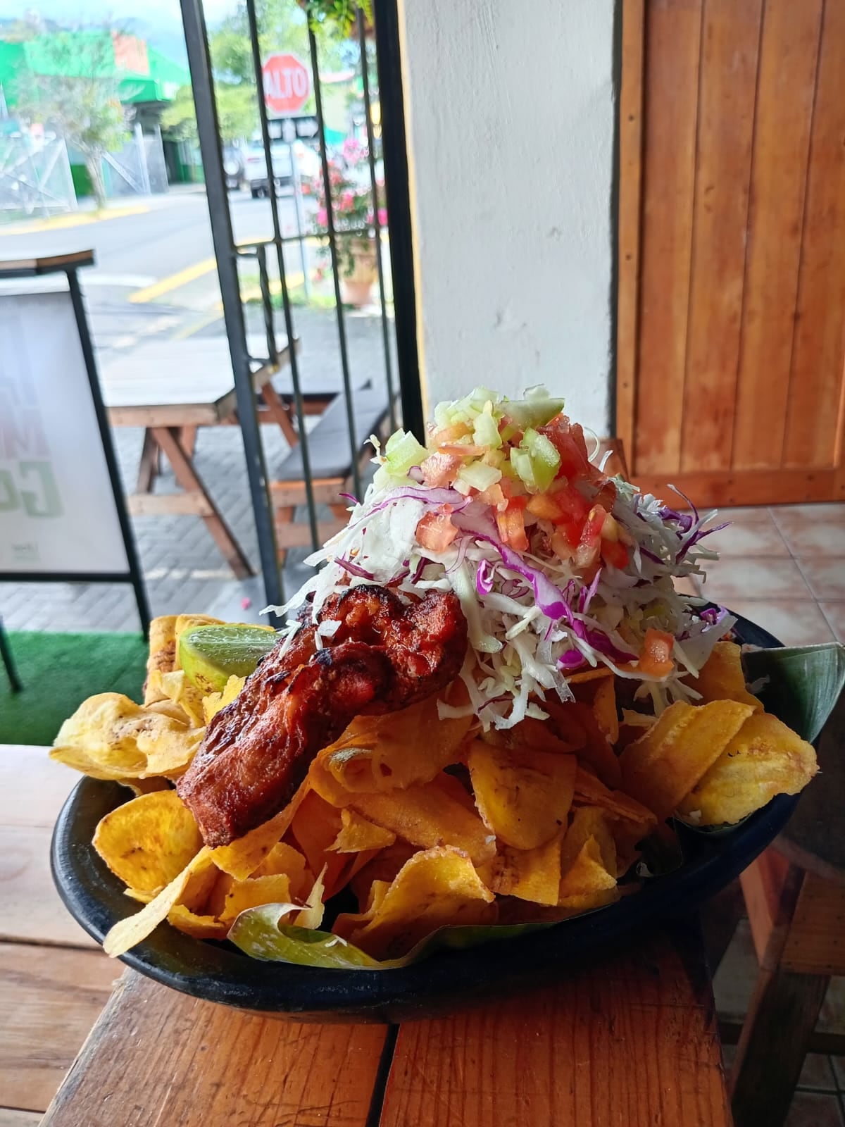 Meylin Peralta es una nicaragüense que pasó de trabajar en sodas a tener su propio local de Antojitos Nicaragüenses