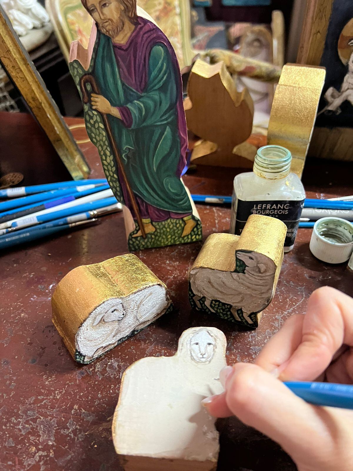 El papa León XIV bendecirá, el 15 de diciembre del 2025, un pesebre llamado Gaudium (Gozo) de la artista sacra costarricense Paula Sáenz el cual se exhibirá en el aula Paulo VI del Vaticano