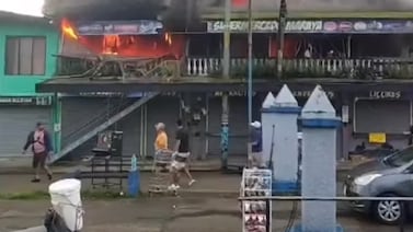 Voraz incendio causa terror y destrucción locales y casas en Cartago