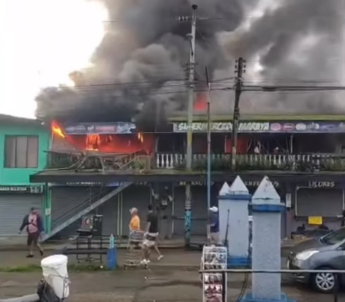 El incendio ocurrió en las primeras horas de este sábado. Foto Facebook.